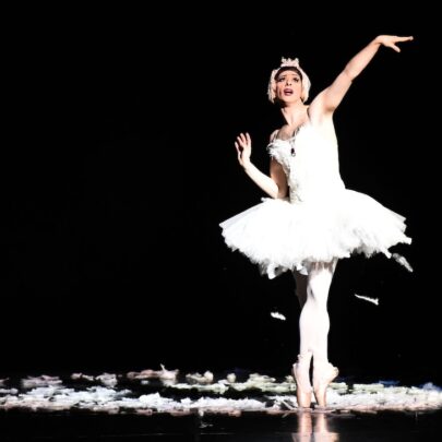 Les Ballets Trockadero de Monte Carlo in Dying Swan. Photo: Roberto Ricci
