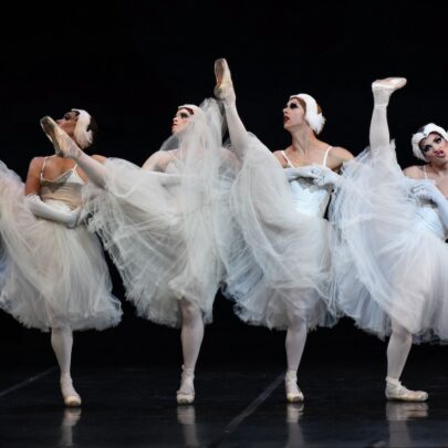 Les Ballets Trockadero de Monte Carlo in Swan Lake. Photo: Roberto Ricci