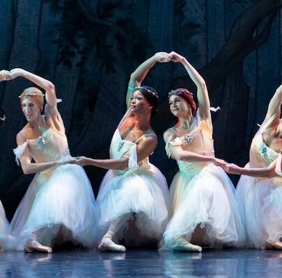 Les Ballets Trockadero de Monte Carlo in Les Sylphides (ChopEniana). Photo: Alberto Rodrigalvarez