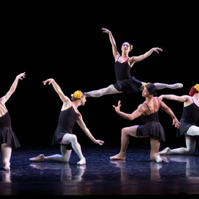Les Ballets Trockadero de Monte Carlo in Go For Barocco. Photo: Alberto Rodrigalvarez